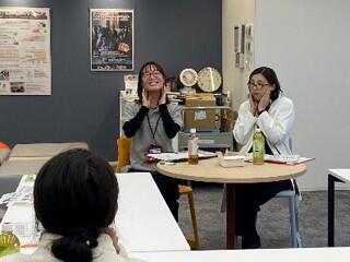 唾液腺マッサージを紹介する保健師